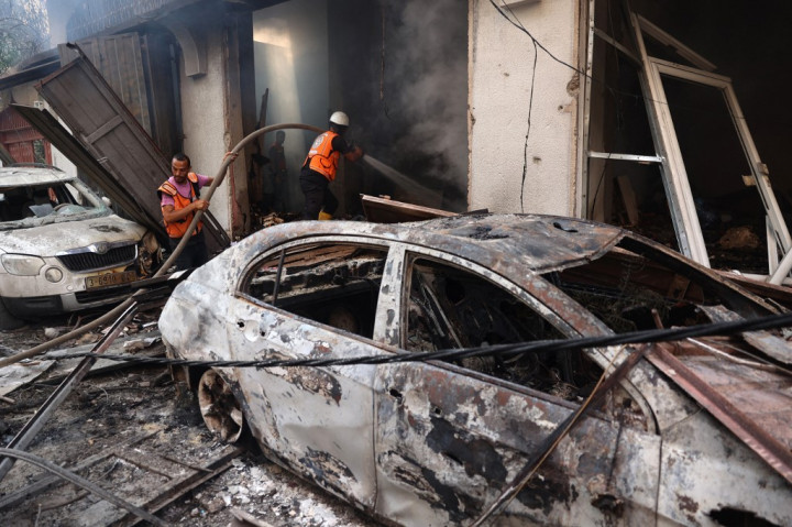 “Pemboman terus berlanjut secara intensif dan sangat sulit bagi tim tanggap darurat untuk menjangkau warga Palestina yang terbunuh dan terluka. Mereka memberi tahu kami bahwa masih ada orang-orang di jalan dan di bawah reruntuhan yang tidak dapat mereka jangkau,” kata reporter Al Jazeera, Hind Khoudary.