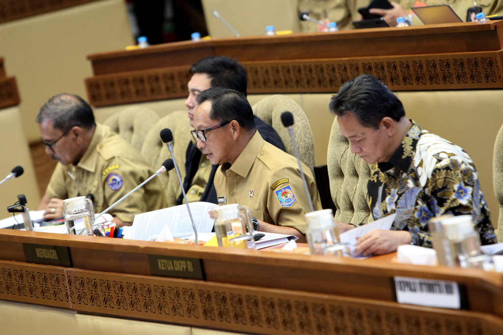 Wakil Ketua Komisi II DPR RI Junimart Girsang mengatakan sesuai dengan jadwal atau siklus anggaran yang dikeluarkan oleh Badan Anggaran DPR RI, setiap komisi ditugaskan untuk melakukan rapat kerja bersama mitra-mitra-nya terkait dengan anggaran.