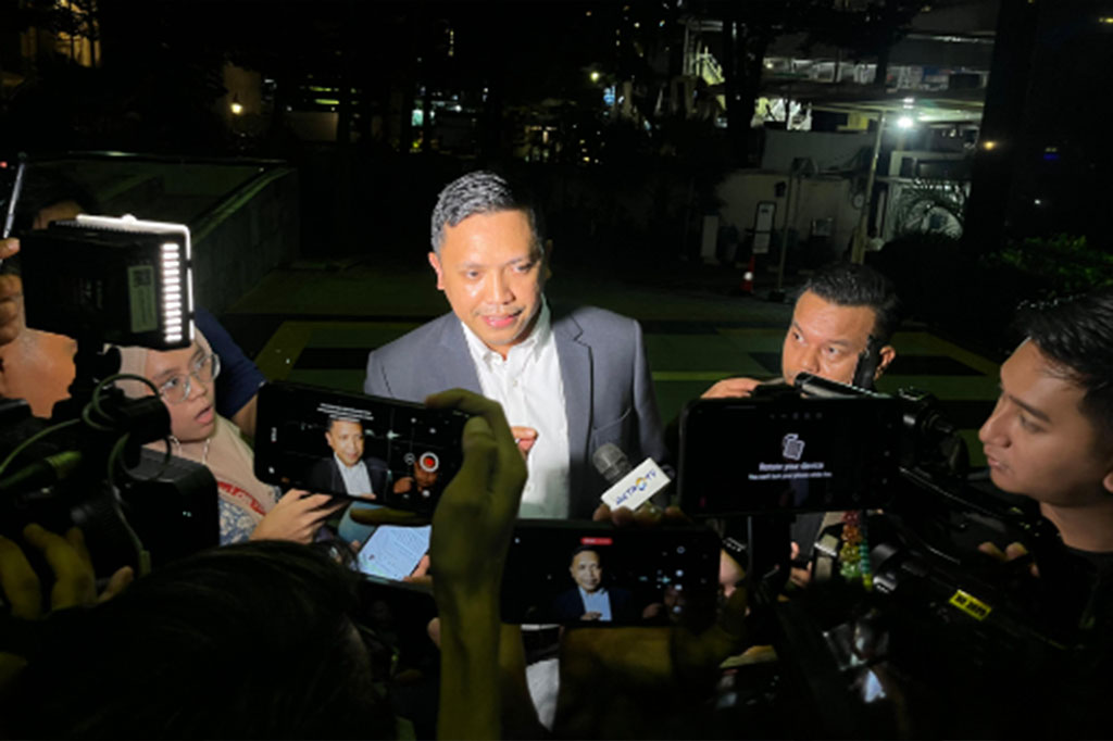 Kusnadi saat itu langsung masuk ke Gedung Merah Putih KPK dan naik ke lantai dua. Saat di atas, dia malah digeledah. “Ternyata setelah sampai di lantai 2 dilakukan penggeledahan, kemudian juga dilakukan penyitaan terhadap barang milik Saudara Kusnadi dan handphone Mas Hasto Kristiyanto,” katanya.