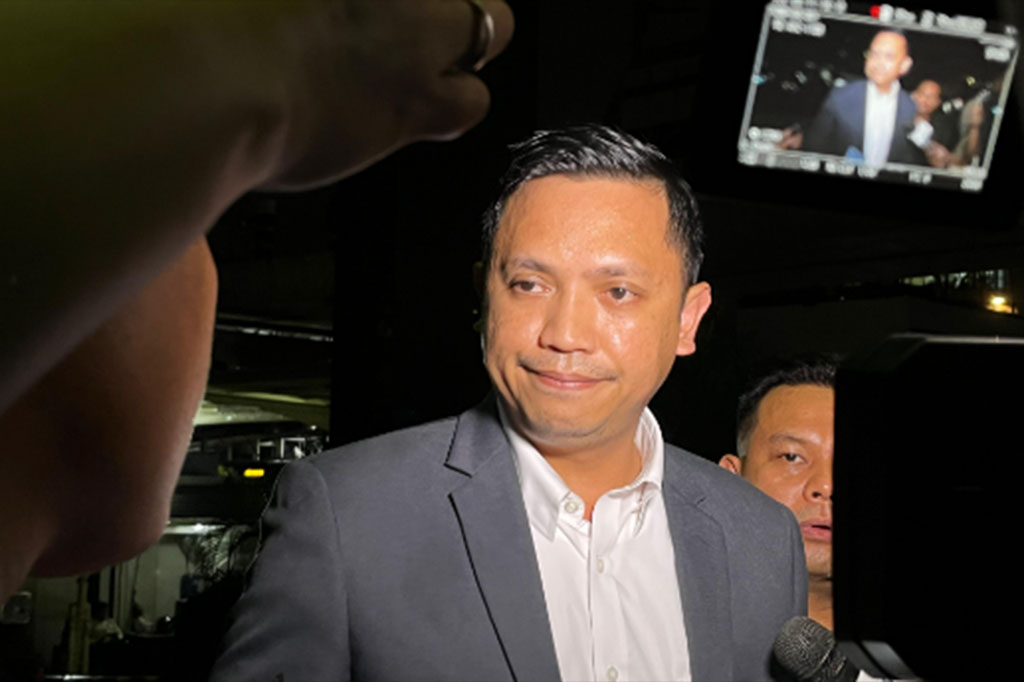 Ronny menyebut kliennya merasa dijebak penyidik KPK dengan meminta ponsel dengan cara seperti itu. Penyidik juga dinilai melanggar aturan hukum yang berlaku. “Dan juga mengingat dari Pasal 38 KUHAP, penyitaan harus sesuai dengan disertakan dengan izin dari pengadilan negeri setempat. Kalaupun keadaan terpaksa, itu harus dilakukan besok hari,” tambah Ronny.