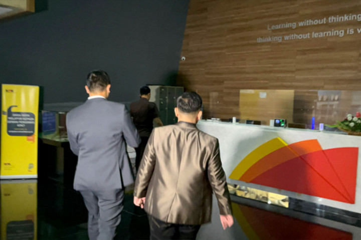 “Kami kuasa hukum dari Saudara Kusnadi, hari ini melaporkan penyidik atas ketidakprofesional melakukan penggeledahan dan penyitaan terhadap barang milik saudara Kusnadi dan Sekjen PDIP Mas Hasto Kristiyanto,” kata Kuasa Hukum Kusnadi, Ronny Talapessy.