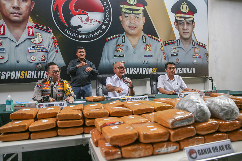 Direktur Reserse Narkoba Polda Metro Jaya Kombes Hengki (tengah) bersama Kabidhumas Polda Metro Jaya, Kombes Ade Ary Syam (tengah) dan Kasubdit I Narkoba Polda Metro Jaya, AKBP Bariu Bawana memberikan keterangan pers pengungkapan peredaran ganja di Polda Metro Jaya, Jakarta, Senin, 10 Juni 2024. 