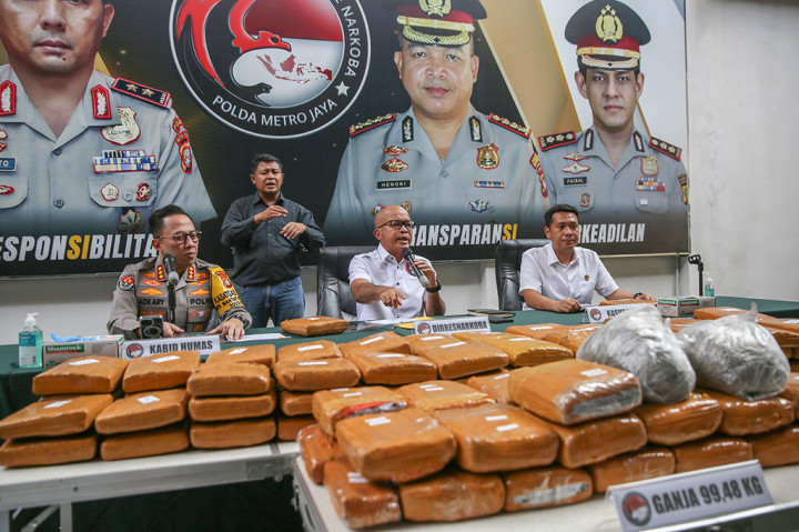 Direktur Reserse Narkoba Polda Metro Jaya Kombes Hengki (tengah) bersama Kabidhumas Polda Metro Jaya, Kombes Ade Ary Syam (tengah) dan Kasubdit I Narkoba Polda Metro Jaya, AKBP Bariu Bawana memberikan keterangan pers pengungkapan peredaran ganja di Polda Metro Jaya, Jakarta, Senin, 10 Juni 2024. 