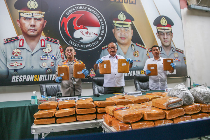 Dalam kasus tersebut polisi mengamankan dua orang tersangka berinisial AH dan AR serta menyita 99.48 kg ganja asal Aceh siap edar yang akan dipasok ke pengecer di wilayah Jabodetabek.