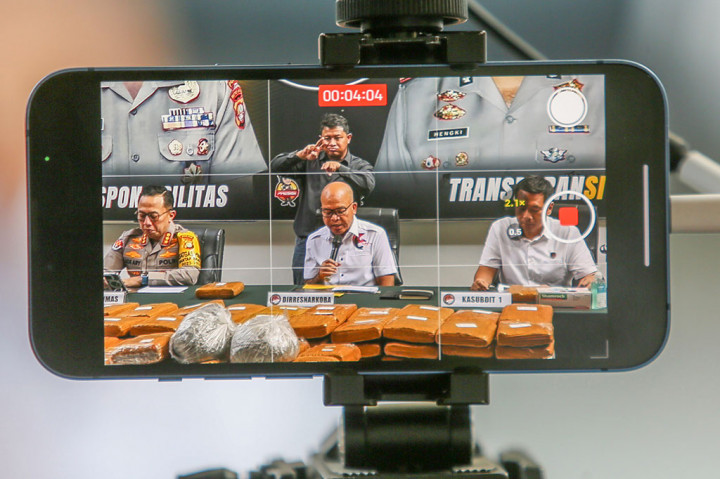 Direktorat Reserse Narkoba Polda Metro Jaya membongkar kasus narkotika, psikotropika dan bahan adiktif (narkoba) golongan I jenis ganja dengan barang bukti seberat 99,49 kilogram (kg) di Depok, Jawa Barat hingga Jakarta Timur.