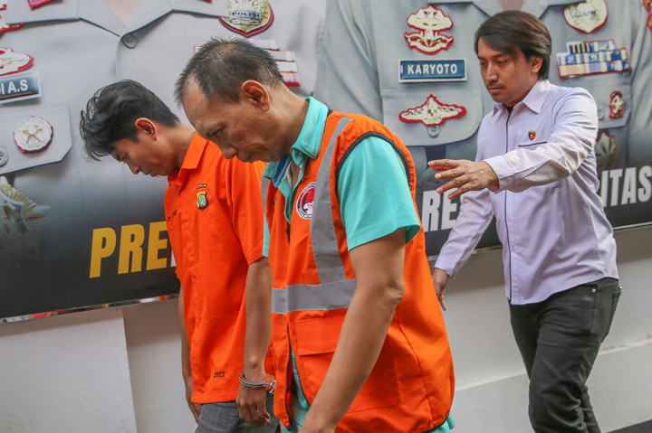 Atas perbuatannya, kedua tersangka dikenakan pasal 114 Ayat (2) subsider Pasal 111 ayat (2) Undang-undang Nomor 35 Tahun 2009 tentang narkotika, dengan ancaman hukuman pidana penjara paling singkat enam tahun, dan paling lama 20 tahun.