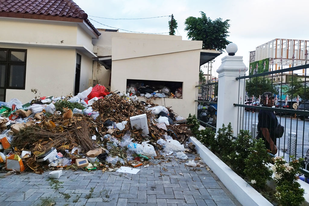 Dari keterangan petugas di Gedung DPRD DIY, sampah yang dikumpulkan di bagian belakang gedung DPRD DIY tersebut belum diambil sekitar sebulan.