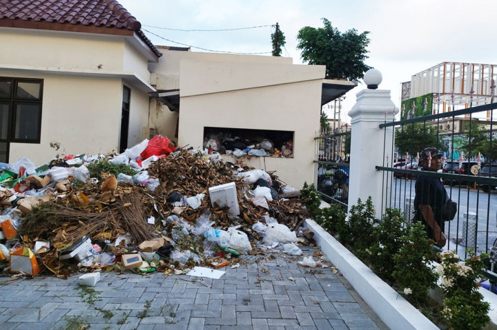 Dari keterangan petugas di Gedung DPRD DIY, sampah yang dikumpulkan di bagian belakang gedung DPRD DIY tersebut belum diambil sekitar sebulan.