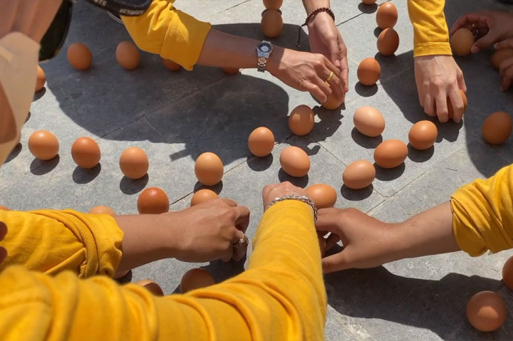 Fenomena telur ayam bisa berdiri merupakan momen langka yang selalu dinanti masyarakat di Provinsi Bangka Belitung. Momen ini hanya bisa dilakukan dan dilihat setahun sekali, tepatnya tanggal 5 bulan 5 penanggalan Tiongkok.