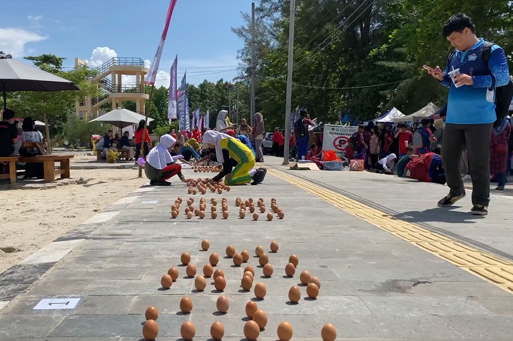 Ribuan peserta dari berbagai kalangan memadati lokasi untuk beradu mendirikan telur. Sebanyak 3.700 butir telur disiapkan pantia dalam perlombaan perkelompok tersebut.