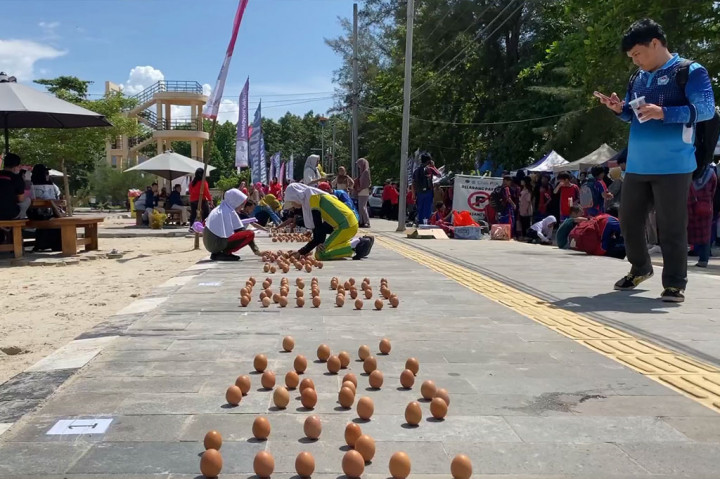 Ribuan peserta dari berbagai kalangan memadati lokasi untuk beradu mendirikan telur. Sebanyak 3.700 butir telur disiapkan pantia dalam perlombaan perkelompok tersebut.