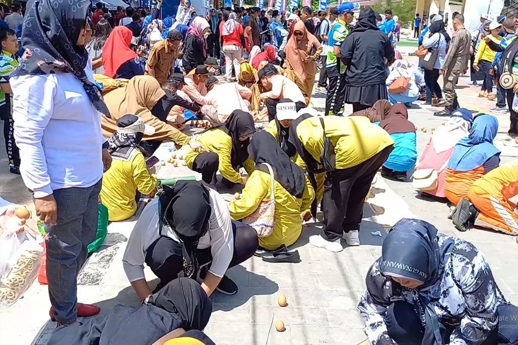 Di Pangkalpinang, Bangka Belitung momen langka itu terjadi pada Senin, 10 Juni 2024 yang dirayakan dengan perlombaan mendirikan telur ayam di destinasi wisata Pantai Pasir Padi.