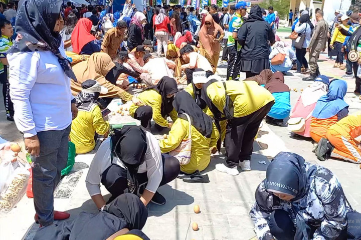 Di Pangkalpinang, Bangka Belitung momen langka itu terjadi pada Senin, 10 Juni 2024 yang dirayakan dengan perlombaan mendirikan telur ayam di destinasi wisata Pantai Pasir Padi.