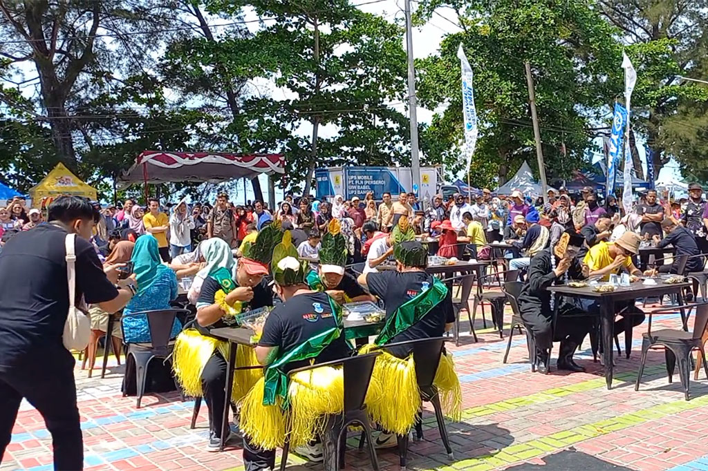 Siapa yang tidak kenal dengan otak otak. Kuliner berbahan ikan laut satu ini selalu menjadi primadona bagi wisatawan dan masyarakat lokal Bangka Belitung. Karena jadi primadona, makan otak otak di Pangkalpinang diperlombaan pada Festival Pasir Padi.