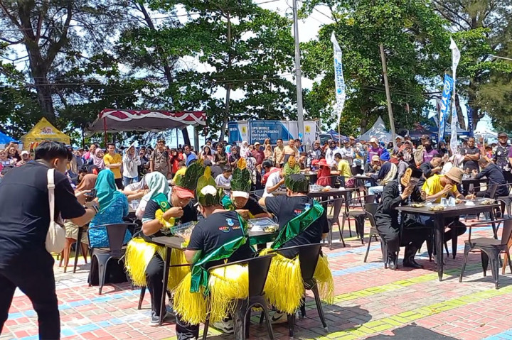 Siapa yang tidak kenal dengan otak otak. Kuliner berbahan ikan laut satu ini selalu menjadi primadona bagi wisatawan dan masyarakat lokal Bangka Belitung. Karena jadi primadona, makan otak otak di Pangkalpinang diperlombaan pada Festival Pasir Padi.