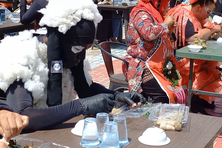 Ada sekitar 400 peserta yang beradu makan otak otak. Uniknya ratusan peserta tersebut mengenakan kostum unik, agar menarik perhatian juri.