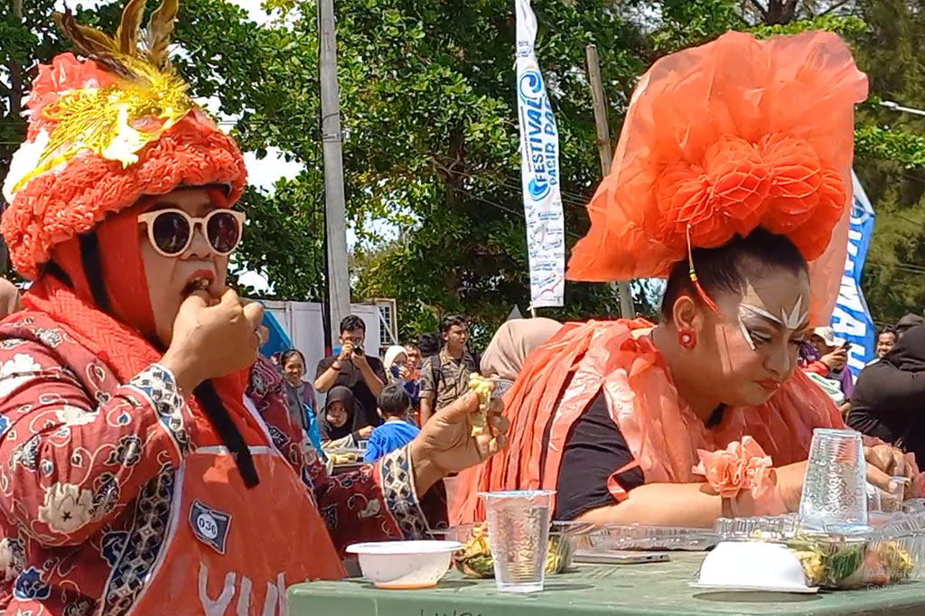 Suasana di perlombaah begitu meriah. Ratusan peserta beradu cepat menghabiskan 7.000 buah otak otak yang telah disiapkan panitian.