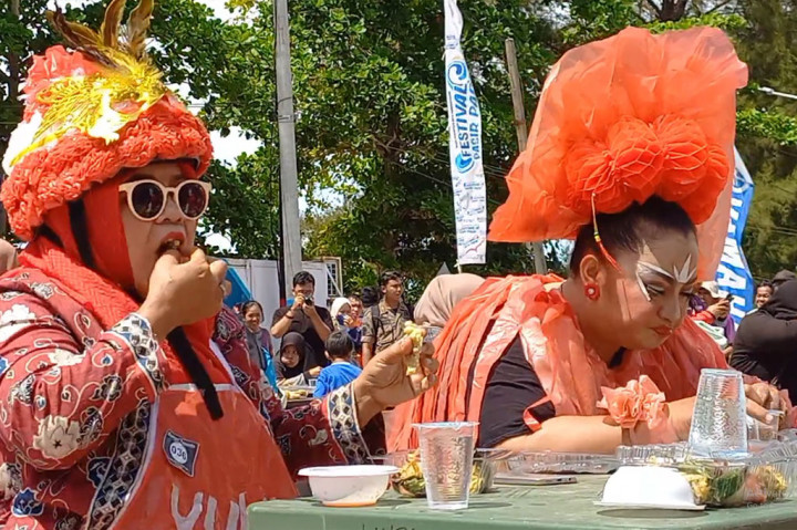 Suasana di perlombaah begitu meriah. Ratusan peserta beradu cepat menghabiskan 7.000 buah otak otak yang telah disiapkan panitian.