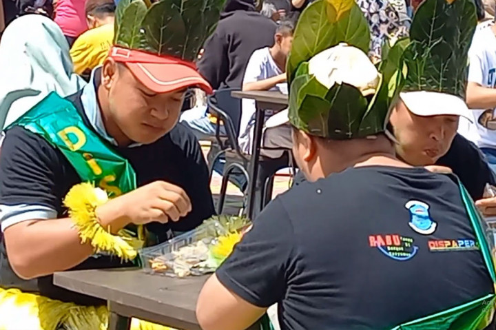 Lomba unik ini menarik perhatian ribuan warga termasuk wisatawan yang datang ke Pantai Pasir Padi untuk menyaksikan ratusan peserta beradu cepat makan otak otak.