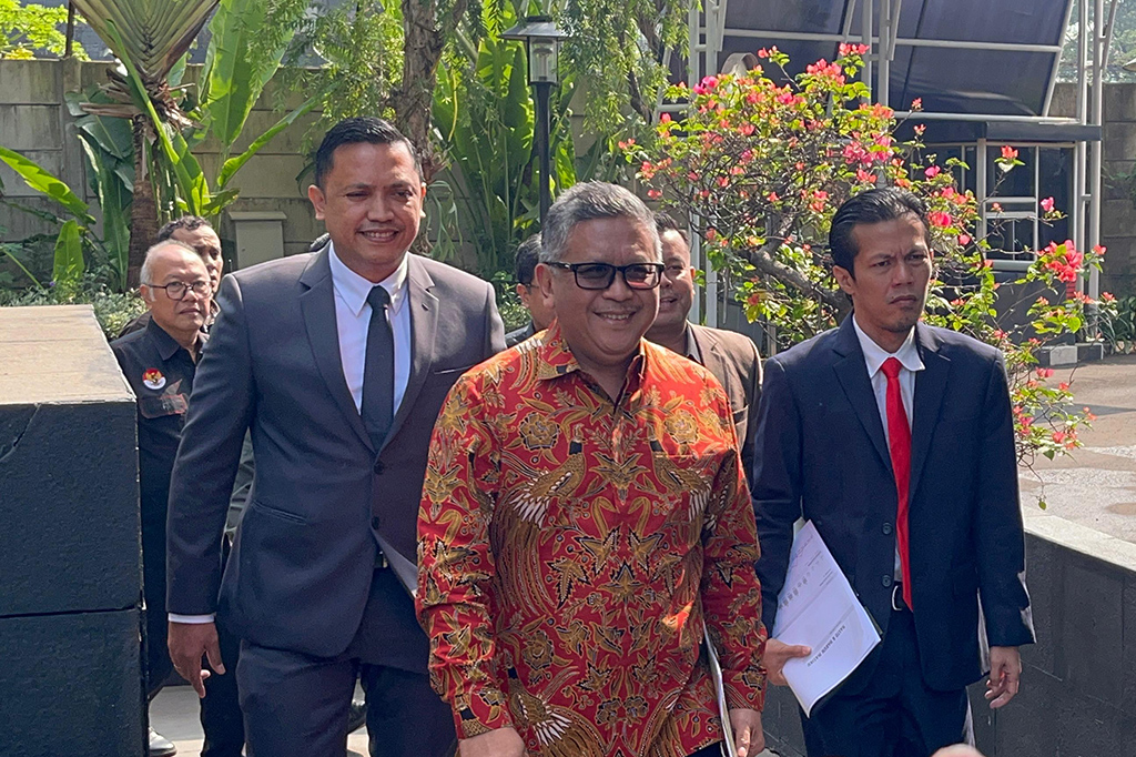 Sekretaris Jenderal (Sekjen) Partai Demokrasi Indonesia Perjuangan (PDIP) Hasto Kristiyanto memenuhi panggilan Komisi Pemberantasan Korupsi (KPK). Dia bakal dimintai keterangan soal kasus dugaan suap pergantian antarwaktu (PAW) anggota DPR dengan tersangka sekaligus terdakwa Harun Masiku.