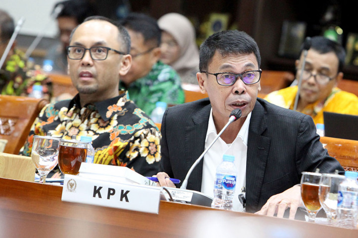 Ketua KPK Nawawi Pomolango (kanan) didampingi Ketua Pusat Pelaporan dan Analisis Transaksi Keuangan (PPATK) Ivan Yustiavandana menjawab pertanyaan anggota dewan saat mengikuti rapat kerja dengan Komisi III di Gedung Nusantara, Kompleks Parlemen Senayan, Jakarta, Selasa, 11 Juni 2024.