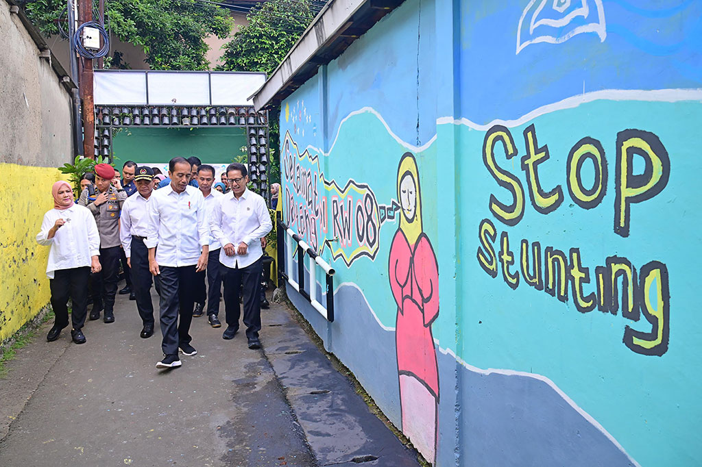 Presiden Joko Widodo didampingi Ibu Iriana melakukan kunjungan ke Posyandu Wijaya Kusuma, Kebon Pedes, Kota Bogor, Jawa Barat, Selasa, 11 Juni 2024 untuk meninjau kegiatan Gerakan Intervensi Serentak Pencegahan Stunting. Gerakan ini merupakan bagian dari upaya pemerintah untuk mengurangi angka stunting di Indonesia.