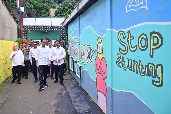 Presiden Joko Widodo didampingi Ibu Iriana melakukan kunjungan ke Posyandu Wijaya Kusuma, Kebon Pedes, Kota Bogor, Jawa Barat, Selasa, 11 Juni 2024 untuk meninjau kegiatan Gerakan Intervensi Serentak Pencegahan Stunting. Gerakan ini merupakan bagian dari upaya pemerintah untuk mengurangi angka stunting di Indonesia.