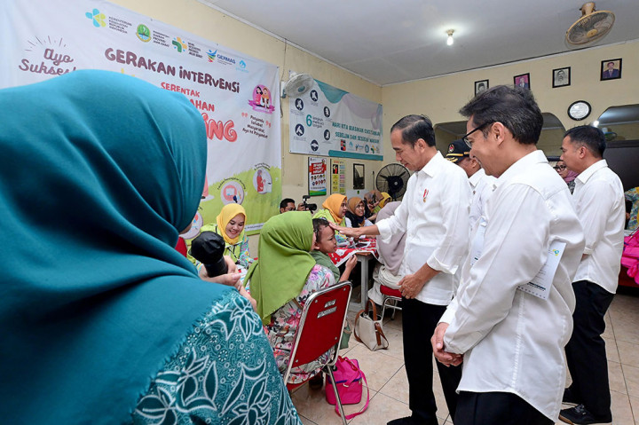 Jokowi meninjau kegiatan yang tengah dilakukan di posyandu tersebut, meliputi pendaftaran, penimbangan dan pengukuran berat badan dan tinggi badan, pencatatan, dan penyuluhan kesehatan. Ada tambahan dua meja khusus di posyandu tersebut, yaitu untuk pencegahan stunting dan ketahanan keluarga yang menunjukkan inovasi lokal dalam menghadapi masalah stunting.