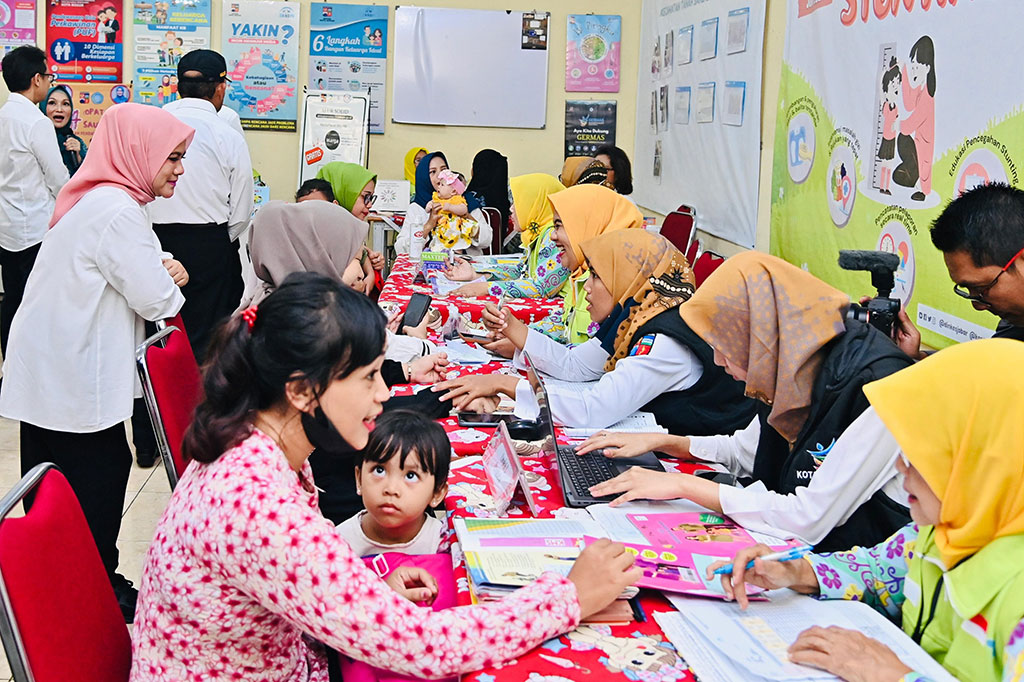 Menurut Meira Sophia, Ketua Pokja 4 PKK Kota Bogor, kegiatan ini melibatkan proses yang terpadu mulai dari pendaftaran hingga penyuluhan dengan tujuan mengoptimalkan pencegahan stunting. “Alhamdulillah masyarakat sangat antusias bahkan sebetulnya ingin berbondong-bondong datang ke tempat ini untuk bertemu dengan Bapak Presiden,” ungkapnya menyampaikan antusiasme warga mengikuti program di posyandu.