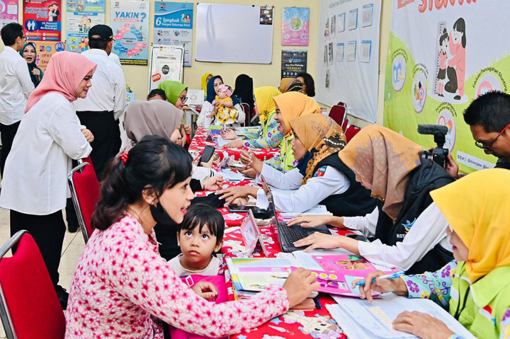 Menurut Meira Sophia, Ketua Pokja 4 PKK Kota Bogor, kegiatan ini melibatkan proses yang terpadu mulai dari pendaftaran hingga penyuluhan dengan tujuan mengoptimalkan pencegahan stunting. “Alhamdulillah masyarakat sangat antusias bahkan sebetulnya ingin berbondong-bondong datang ke tempat ini untuk bertemu dengan Bapak Presiden,” ungkapnya menyampaikan antusiasme warga mengikuti program di posyandu.