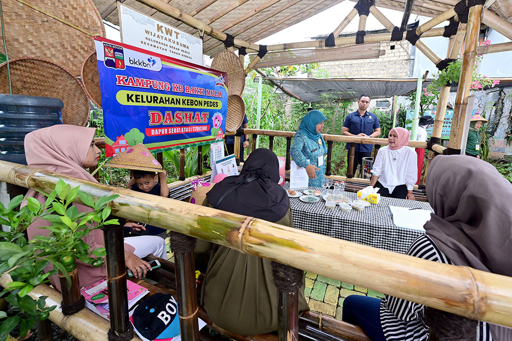 Warga setempat, termasuk Zulaeha yang rutin mengantar cucunya ke posyandu, merasa senang dan termotivasi dengan kehadiran Presiden. “Senang sekali, gerakannya (pencegahan stunting) bagus, teratur, dan rapi,” kata Zulaeha.