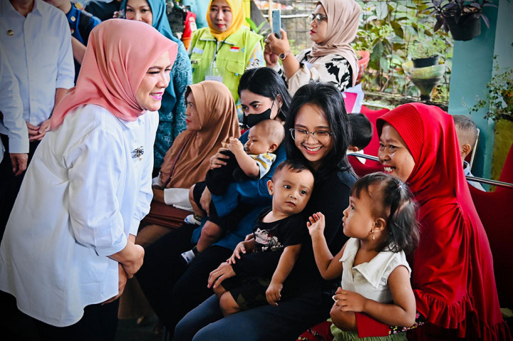 Givani, ibu dari anak usia 4 bulan, juga menyampaikan bahwa kegiatan pencegahan stunting di posyandu sangat membantu, terutama dalam memberikan pelayanan kesehatan yang lebih mudah diakses oleh masyarakat.