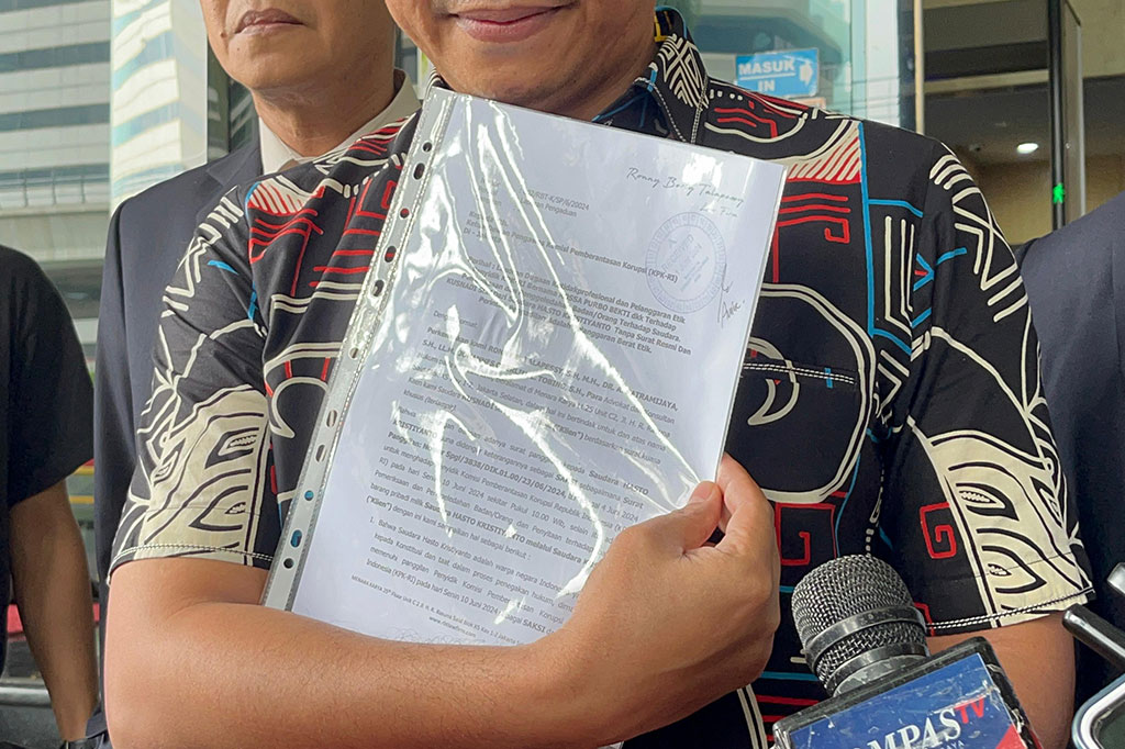 Asisten Sekjen PDIP Hasto Kristiyanto, Kusnadi resmi membuat laporan ke Dewan Pengawas (Dewas) Komisi Pemberantasan Korupsi (KPK) atas penyitaan barang yang dilakukan penyidik Rossa Purbo Bekti. Pemeriksaan yang dilakukan Senin, 10 Juni 2024, dinilai bukan mencari informasi.