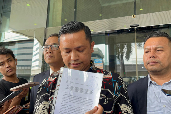 “Kami lihat di sini, bahwa pemanggilan Sekjen PDIP kemarin, untuk memeriksa Mas Hasto Kristiyanto, tetapi upaya untuk mengambil, menyita, barang yang tidak ada kaitannya dengan perkara ini, dengan cara yang ugal-ugalan,” kata Pengacara Kusnadi, Ronny Talapessy di Kantor Dewas KPK, Jakarta Selatan, Selasa, 11 Juni 2024.