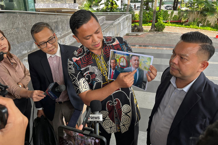 Ronny menjelaskan kliennya merasa dijebak oleh Rossa. Sebab, kata dia, Kusnadi dipanggil dengan dalih dipanggil Hasto, namun, malah digeledah di lantai dua Gedung Merah Putih KPK.