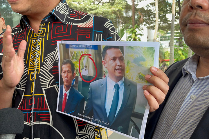 Ronny membawa bukti Rossa keluar dari Gedung Merah Putih KPK saat memanggil Kusnadi dalam aduannya di Dewas Lembaga Antirasuah. Penyidik itu terlihat menggunakan masker dan topi saat menyambangi asisten Hasto. Sikap Rossa itu dinilai tidak profesional dan melanggar aturan Dewas KPK. Penyitaan yang dilakukan pun dinilai melanggar aturan.