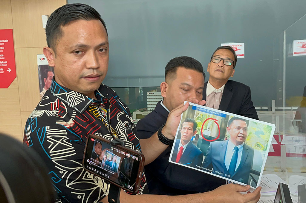 “Kami mengacu kepada. Bahwa panggilan saudara Hasto Kristiyanto sekjen pdi perjuangan, konsiderinya adalah mengacu pada KUHAP, kalau mengacu pada KUHAP artinya apa, harus ada surat penetapan dari pengadilan pasal 38 KUHP, jadi harus ada penetapan pengadilan, SOP tidak boleh mengalahkan KUHAP,” tegas Ronny.