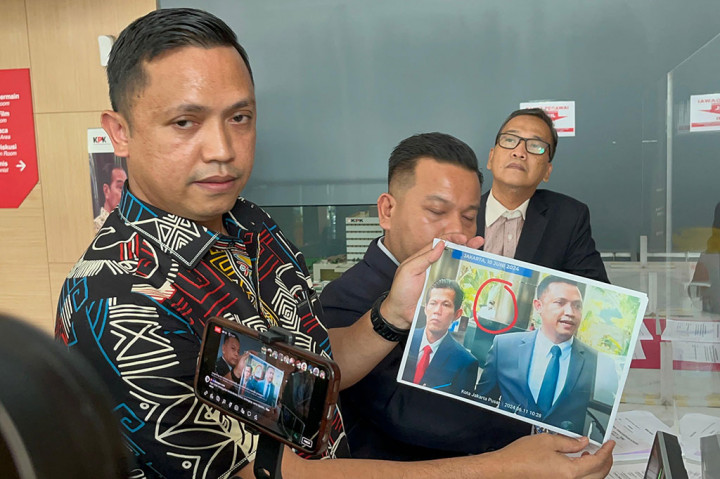 “Kami mengacu kepada. Bahwa panggilan saudara Hasto Kristiyanto sekjen pdi perjuangan, konsiderinya adalah mengacu pada KUHAP, kalau mengacu pada KUHAP artinya apa, harus ada surat penetapan dari pengadilan pasal 38 KUHP, jadi harus ada penetapan pengadilan, SOP tidak boleh mengalahkan KUHAP,” tegas Ronny.