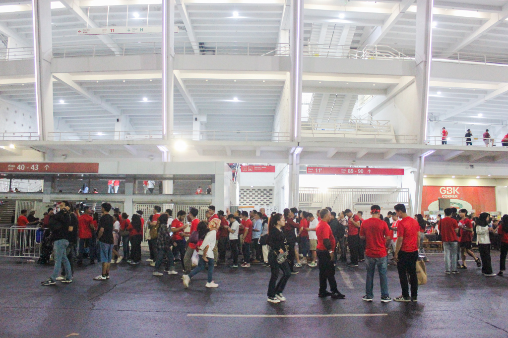 Fahrezi salah satu supporter yang hadir turut semangat dalam mendukung Timnas Indonesia pada malam ini. 