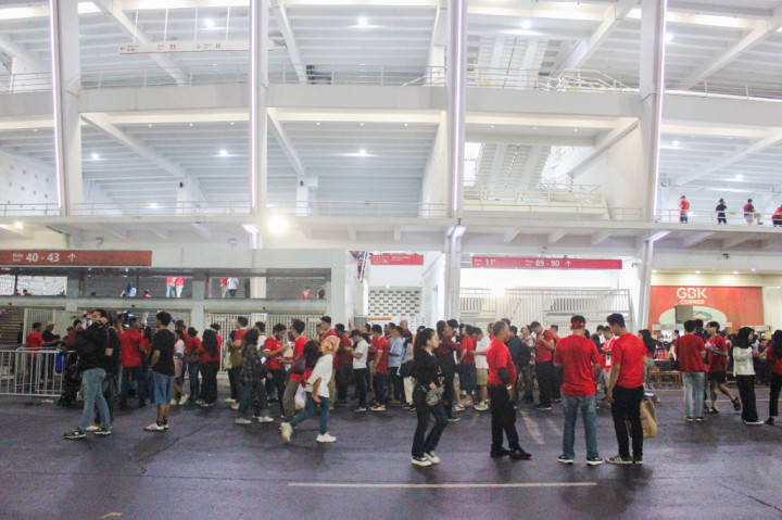 Fahrezi salah satu supporter yang hadir turut semangat dalam mendukung Timnas Indonesia pada malam ini. 