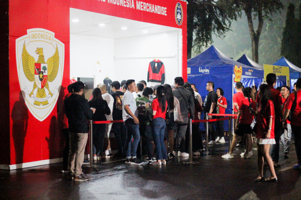 Pantauan Medcom.id, sekitar pukul 18.30 WIB para suporter sudah mulai memadati area Stadion Utama Gelora Bung. Lalu lintas di kawasan GBK pun terpantau padat.