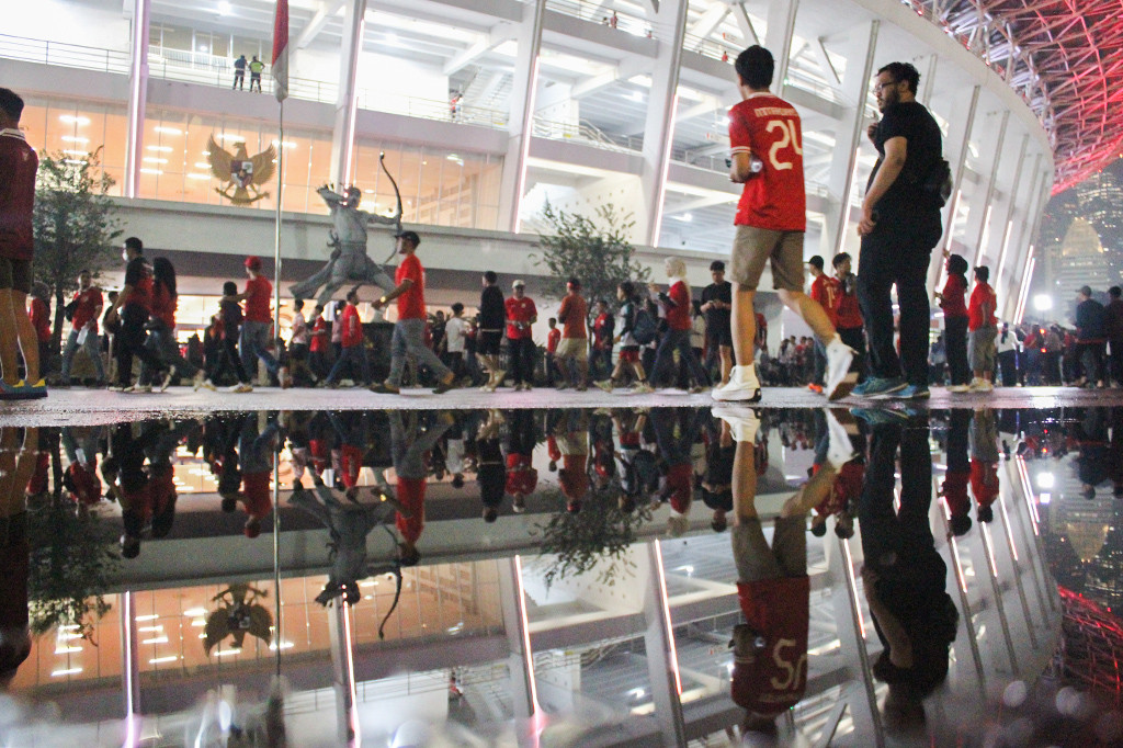 Walaupun sebelumnya tengah diguyur hujan, namun tak membuat semangat para suporter untuk hadir ke Stadion Gelora Bung Karno dengan mengenakan berbagai macam atribut, seperti syal bertuliskan 'Indonesia', jersey timnas warna merah maupun putih, hingga Bendera Merah Putih.