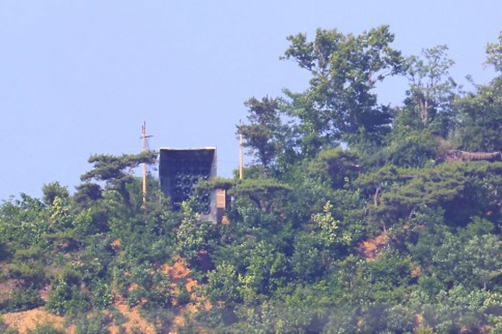 Setelah militer Seoul mengeluarkan siaran dan tembakan peringatan, kata kantor tersebut, pasukan Pyongyang mundur ke utara. Peristiwa itu terjadi pada Minggu, 9 Juni.