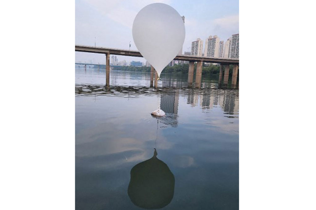 Beberapa hari sebelumnya, Korea Selatan dan Korea Urara terlibat aksi saling kirim ratusan balon udara pembawa USB berisi film, musik Kpop, hingga pesan kebebasan yang dibalas sampah plastik, kertas, serta puntung rokok.