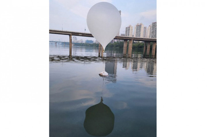 Beberapa hari sebelumnya, Korea Selatan dan Korea Urara terlibat aksi saling kirim ratusan balon udara pembawa USB berisi film, musik Kpop, hingga pesan kebebasan yang dibalas sampah plastik, kertas, serta puntung rokok.