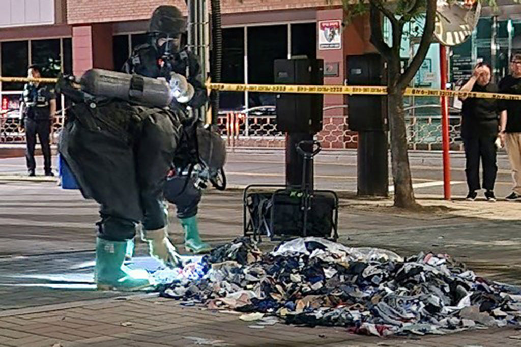 Ketegangan di antara kedua Korea yang secara teknis masih dalam masa perang berada pada titik tertinggi dalam beberapa tahun terakhir. Sejak pekan lalu, Korea Utara mengirimkan ratusan balon udara yang membawa puntung rokok, kotoran, dan tisu toilet ke selatan perbatasan.