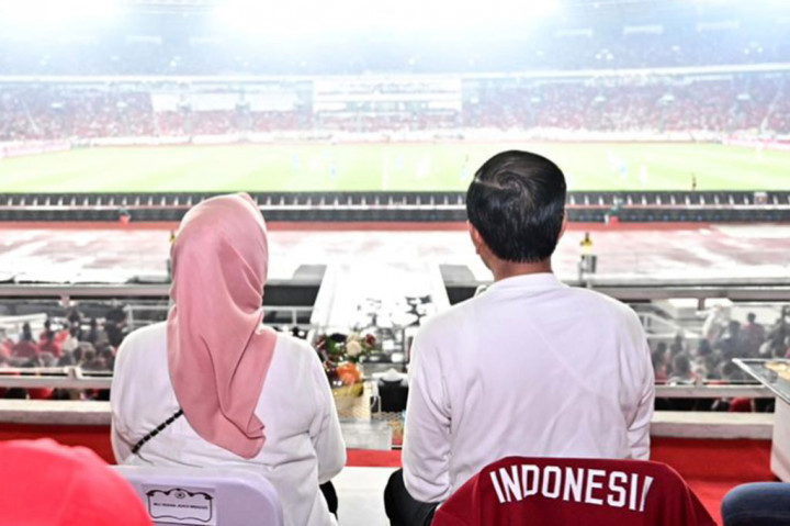 Presiden Joko Widodo dan Ibu Iriana turut menyaksikan laga Timnas Indonesia melawan Filipina di Stadion Utama Gelora Bung Karno, Jakarta, Selasa, 11 Juni 2024 malam.