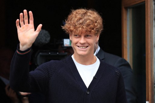 Jannik Sinner kembali ke kampung halamannya di Sexten, Italia utara, untuk melanjutkan perayaan keberhasilannya berada di peringkat satu dunia. Sinner disambut hangat oleh warga setempat.