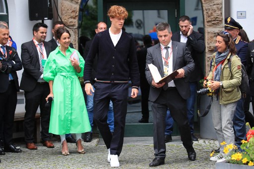 Petenis nomor 1 dunia itu diterima dalam upacara penyambutan khusus oleh pejabat lokal termasuk Walikota Sexten Thomas Summerer.