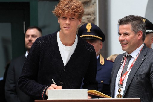 Sinner menandatangani buku emas Sexten, yang hanya digunakan untuk acara-acara paling istimewa di kota itu. Dia orang pertama yang menandatanganinya.